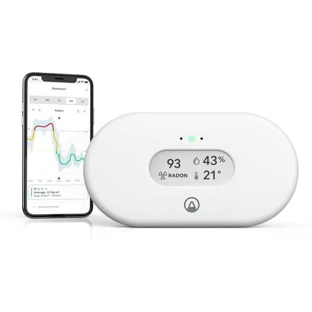 Moniteur Airthings View Radon 2989 : l'appareil blanc debout, son écran gris se distinguant en tête, sur fond blanc