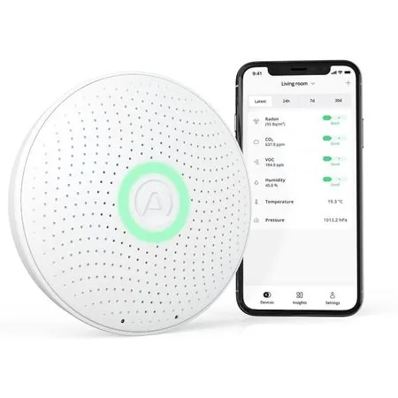 Moniteur Airthings Wave Plus : boîtier rond blanc vu de face, sur fond clair