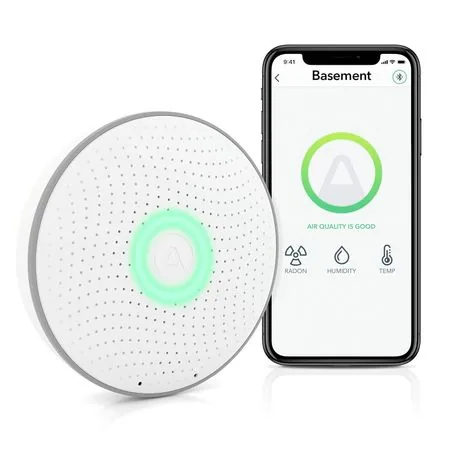 Moniteur mural Airthings Wave Radon : boîtier rond blanc vu de face, un discret motif en son centre, sur fond clair